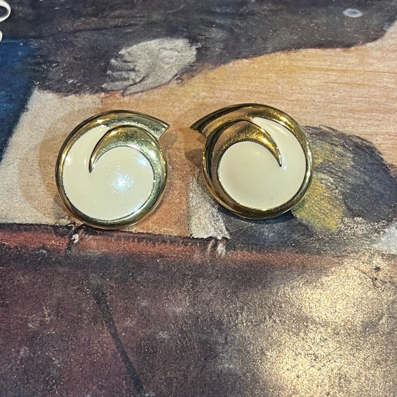 Vintage Elegant Gold and Cream Clip On Earrings - Picture 1 of 4